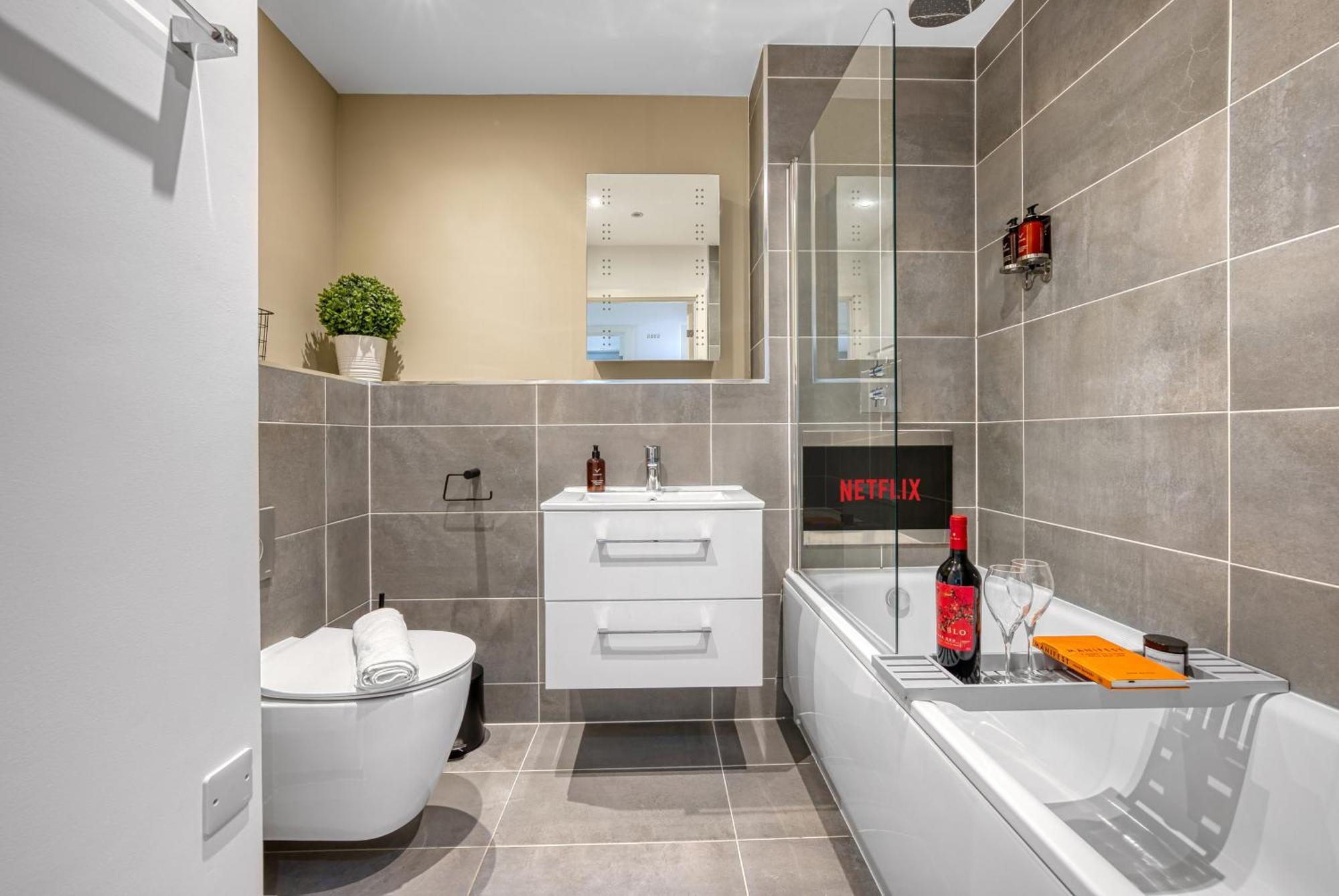 1 Bedroom Ocean Village Luxurious, Stylish & Cosy Apartment, Central Location In Southampton, Sleeps 4 - Summer Special Offer! - By Blue Puffin Stays المظهر الخارجي الصورة