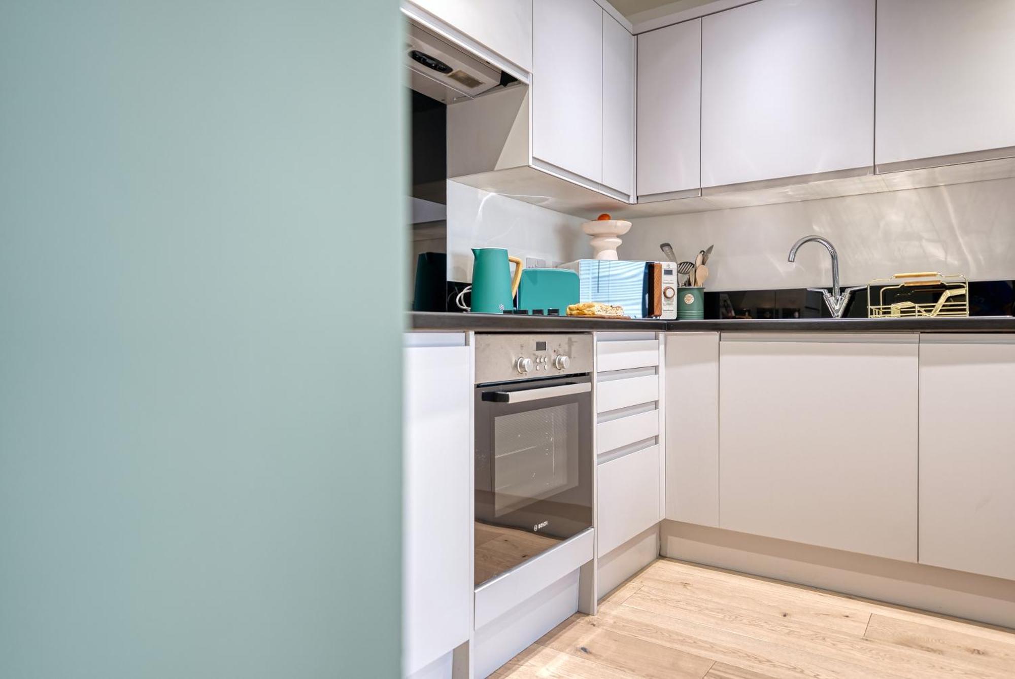 1 Bedroom Ocean Village Luxurious, Stylish & Cosy Apartment, Central Location In Southampton, Sleeps 4 - Summer Special Offer! - By Blue Puffin Stays المظهر الخارجي الصورة