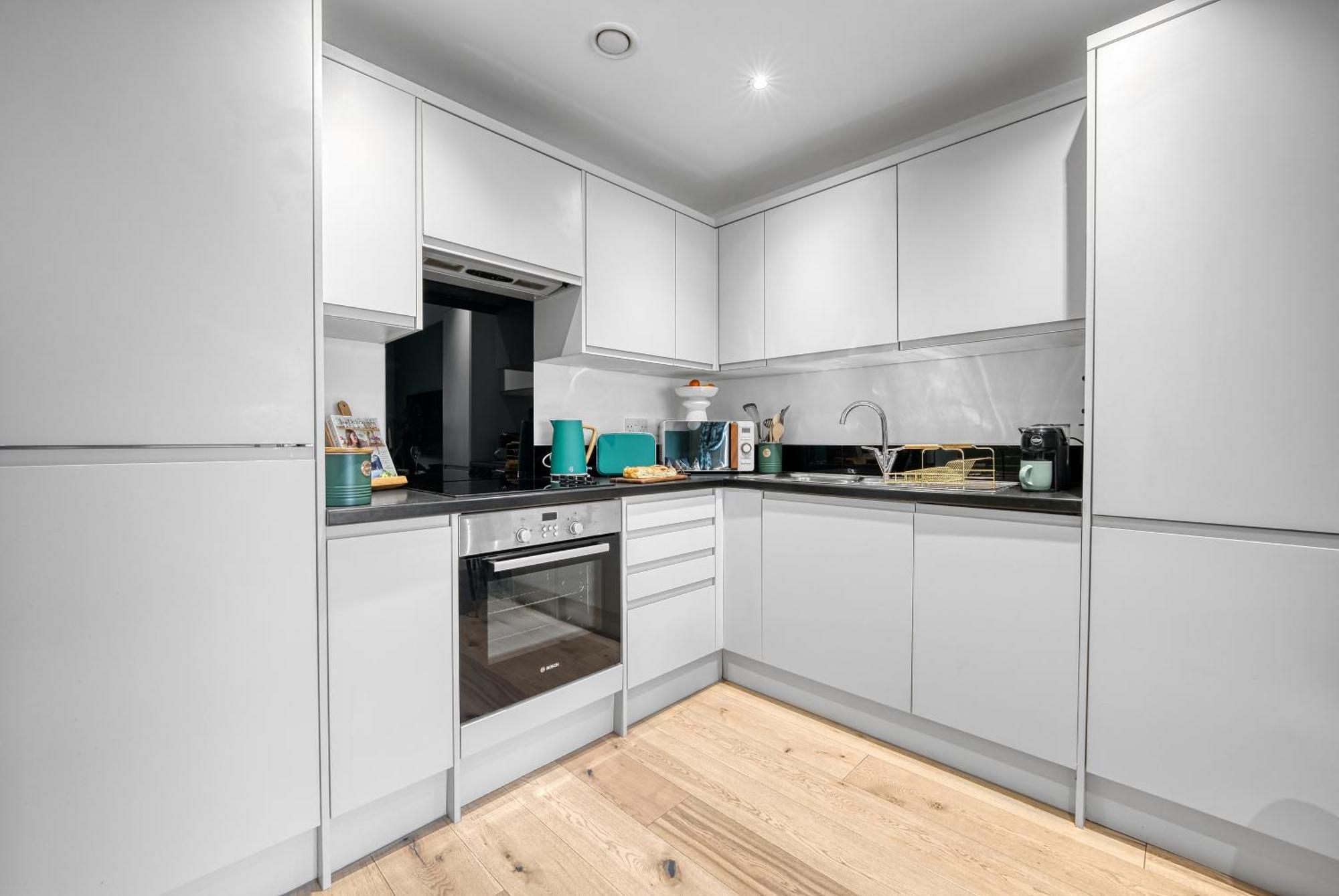 1 Bedroom Ocean Village Luxurious, Stylish & Cosy Apartment, Central Location In Southampton, Sleeps 4 - Summer Special Offer! - By Blue Puffin Stays المظهر الخارجي الصورة